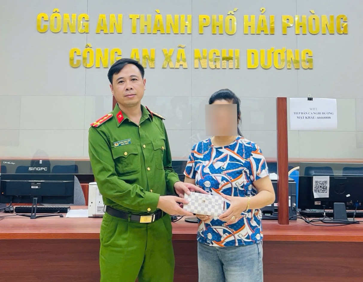 Công an xã Nghi Dương trao trả tài sản đánh rơi cho người dân tại Lễ hội Đền Mõ
